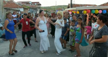 Roman Düğününde Gelinle Görümcenin Olay Dansı