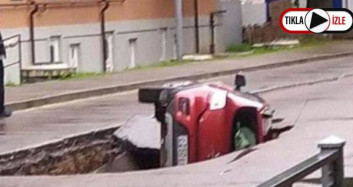 Rusya'da Otomobil Asfaltın Çökmesiyle Çukura Düştü