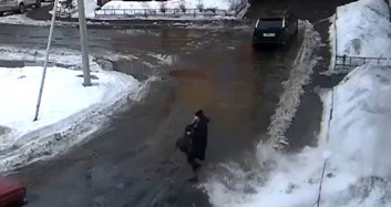 Rusya'da Anne Çocuğunu Düşen Kar Kütlesinden Son Anda Kurtardı