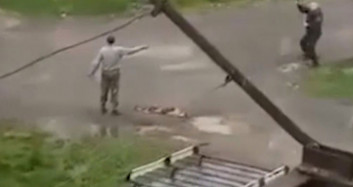 Rusya’da Bir Kişinin Elinde Bombanın Patladığı Anlar Kameraya Yansıdı