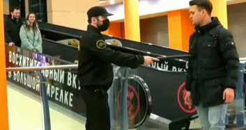 Rusya'da Maske Kullanmayanlara 'Dayak' Şakası