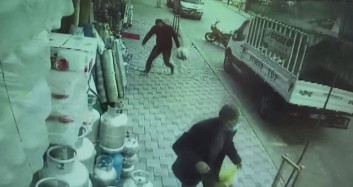 Rüzgarın Uçurduğu Çatının Altında Kalmaktan Son Anda Kurtuldular