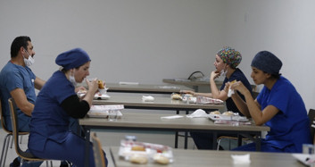Sağlık Çalışanları İlk Sahurunu Mesai Başında Yaptı