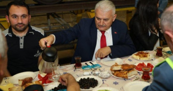 Binali Yıldırım ile Vatandaş Arasında Sahur Muhabbeti