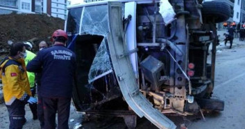 Belediye İşçilerini Taşıyan Servis Kaza Yaptı: Ölü ve Yaralılar Var!