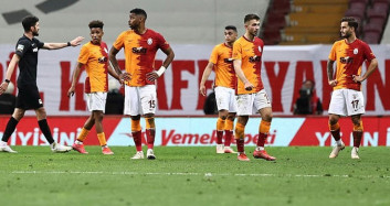 Sarı- Kırmızılı Takım 4 Oyuncuyla Vedalaştı