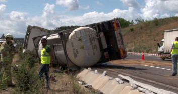 Sarıyer'de korkunç kaza! Kimyasal madde yüklü tanker yola devrildi