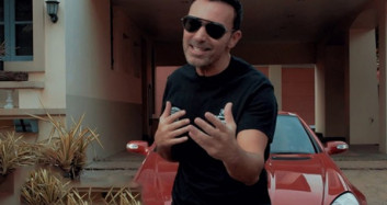 Mustafa Sandal Yeni Klibindeki Akrep Yeme Sahnesi