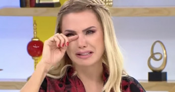 Ece Erken Canlı Yayında Gözyaşlarına Boğuldu
