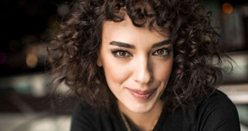 Seda Bakan’dan Bornozlu Dans Performansı