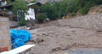 Artvin'in Yusufeli İlçesinde Meydana Gelen Sel Vatandaşlar Tarafından Kaydedildi