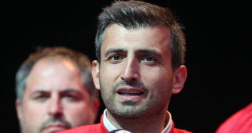 Selçuk Bayraktar ve Ekibinden Oyun Havalı Kutlama