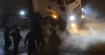 İzmir'de Bir Kadın Selde Sürüklendi, Kurtarılma Anı Kaydedildi