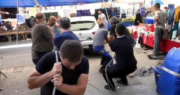 Semt Pazarında İlginç Anlar: "3 Tişört Alana Otomobil Bedava"