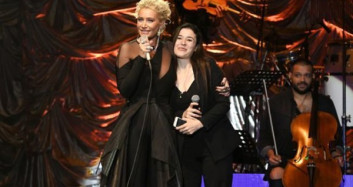 Sıla Konserinde Hayranı Sahneye Çıktı