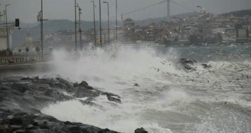 Üsküdar'da Fırtına Sonucu Çatı Koptu Olay Anı Kameralara Yansıdı