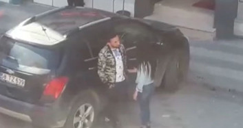 Sokak Ortasında Genç Kızı Tokatladı!