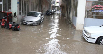 Son Dakika! Ankara'da Yoğun Sağanak Sonrası Sel Oluşunca Araçlar Sürüklendi