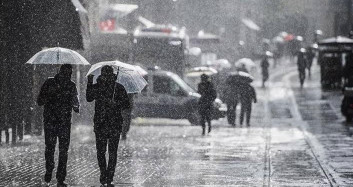 Son Dakika! İstanbul Sağanağa Teslim Oldu! Yollar Göle Döndü, Evleri Su Bastı