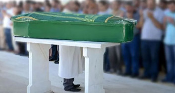 Sosyal medyayı karıştıran video: Ölü adamın üzerine çıkıp dans etti