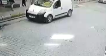 Şanlıurfa'da Harçlık Ve Su İsteyen Çocuğu Sokak Ortasında Dövdü