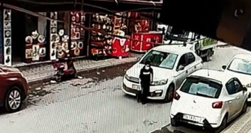 Sultangazi'de Küçük Çocuğun Arabanın Önüne Atladığı Anlar!