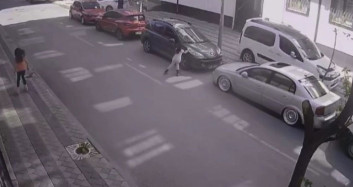 Sultangazi'de Patenli Çocuklar İtfaiye Aracının Altında Kalmaktan Kıl Payı Kurtuldu
