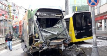 Sultangazi'de Raydan Çıkan Tramvay Otobüse Çarptı
