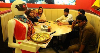 Suudi Arabistan’da Restoranda Robotlar Çalışıyor