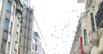 İstiklal Caddesi'nde Gökten Para Yağdı!