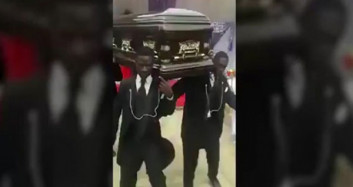 Cenaze Töreninde Tabutla Dans Eden Afrikalılar