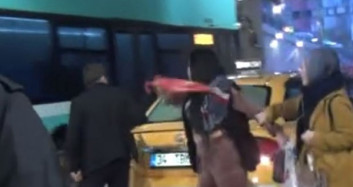 Turist ile Taksicinin Şemsiyeli Kavgası