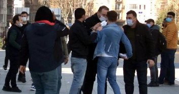 Taksim'de Zabıta Seyyar Satıcıya Tokat Attı