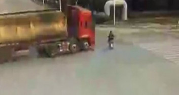 Kontrolden Çıkan Tanker Üzerine Devrildi