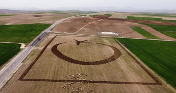 Tarlasına Dev Türk Bayrağı Çizdi