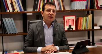 Taziye ziyaretinde Kur’an okuyan Ekrem İmamoğlu sosyal medyanın diline düştü