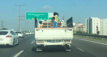 TEM Otoyolunda Tehlikeye Yolculuk! Kamyonet Kasasındaki Çocuklar Tedirgin Anlar Yaşattı
