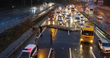 TEM Otoyolu'nda Yol Tabelası Devrildi