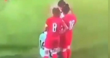 Saçı Açılan Tesettürlü Futbolcuya Diğer Futbolculardan Destek