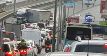 Tır Metrobüs Yoluna Girdi!