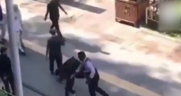 Diyarbakır'da Bir Kişi Kağıt Toplayan Çocuğa Tokat Attı