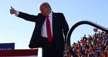 Trump'a Miting Esnasında Özel Uçakla Taciz