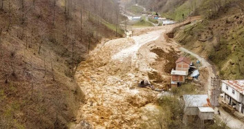 Trabzon'da korkutan heyelan olayı: Evler ve okul toprak altında kaldı!