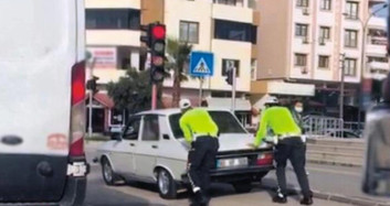 Trafik Polisi Aracı Bozulan Adama Yardım Etti