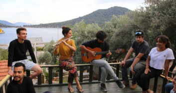 Coronavirüs Sebebiyle Mahsur Kalan Turistler, Turizm Merkezinde Hem Çalışıp Hem Tatil Yapıyorlar
