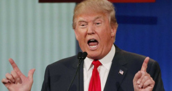 Trump'ın Korumasının Eline Dikkat