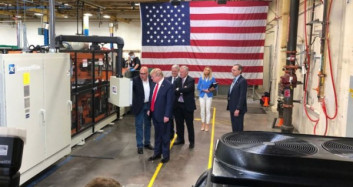 Trump, Maske Üretim Tesisini Maskesiz Gezdi