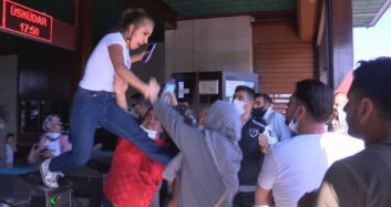 Gişeden Atladı Uçan Tekme Attı