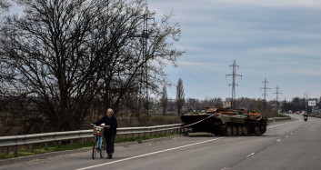 Ukrayna'da havaya uçurulmuş olan köprülerde sivillerin zorlu geçişi