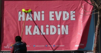 Van'da Şiveli "Evde Kal" Afişleri Dikkat Çekti